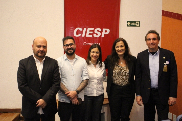 Os palestrantes Graziela Guerra, Ellen De Paula e Victor Guerra ao lado do diretor do CIESP Campinas Jos� Henrique Toledo e do segundo vice-diretor Stefan Rohr no evento