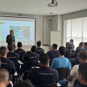Palestra em empresa associada Dismotor aborda Novembro Azul