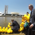 Pato gigante no Congresso marca lançamento em Brasília de campanha contra o aumento de impostos